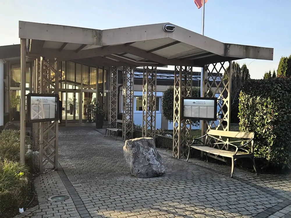 L’entrée principale du Domaine, sous une pergola en bois