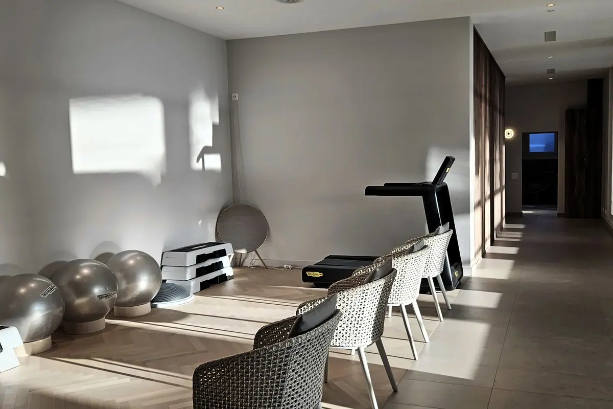 Espace d’exercices lumineux avec ballons, steps et tapis de marche