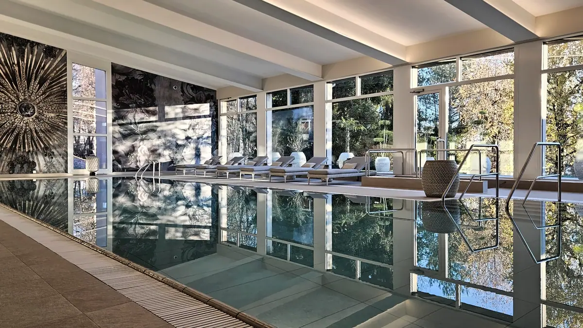La piscine thérapeutique, sa fresque dorée et ses grandes baies vitrées ouvertes sur le jardin