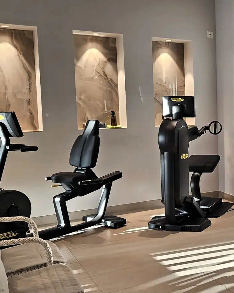 Salle d’exercice équipée de vélos et d’un ergomètre à bras
