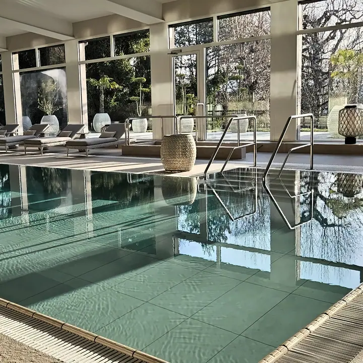 La piscine thérapeutique du Domaine de la Gracieuse, avec ses marches et ses mains courantes