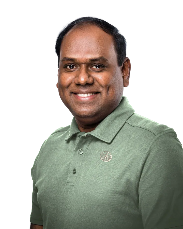 Santhanamoorthy Krishnasamy, physiothérapeute, en polo PhysioWay, souriant